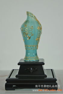 匠心傳承 廈門單鳳女唐裝與結(jié)晶蘋果工藝品的美學(xué)交融